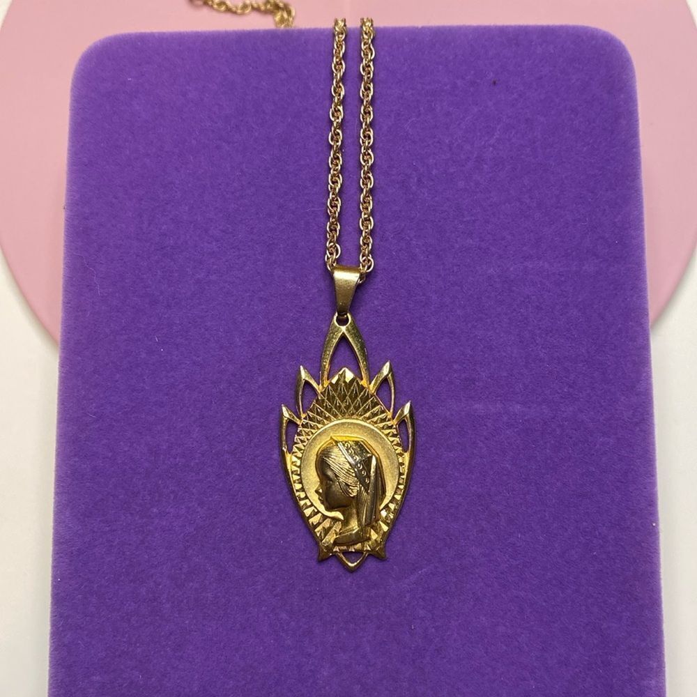💛 Vintage Gold Plated Religious Mary Pendant